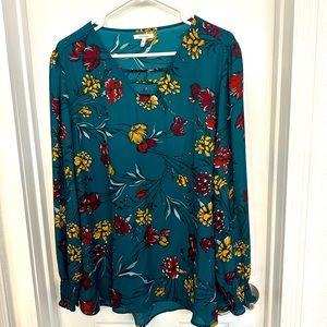 Maurices XXL teal flower print top with neckline detail elastic at sleeves